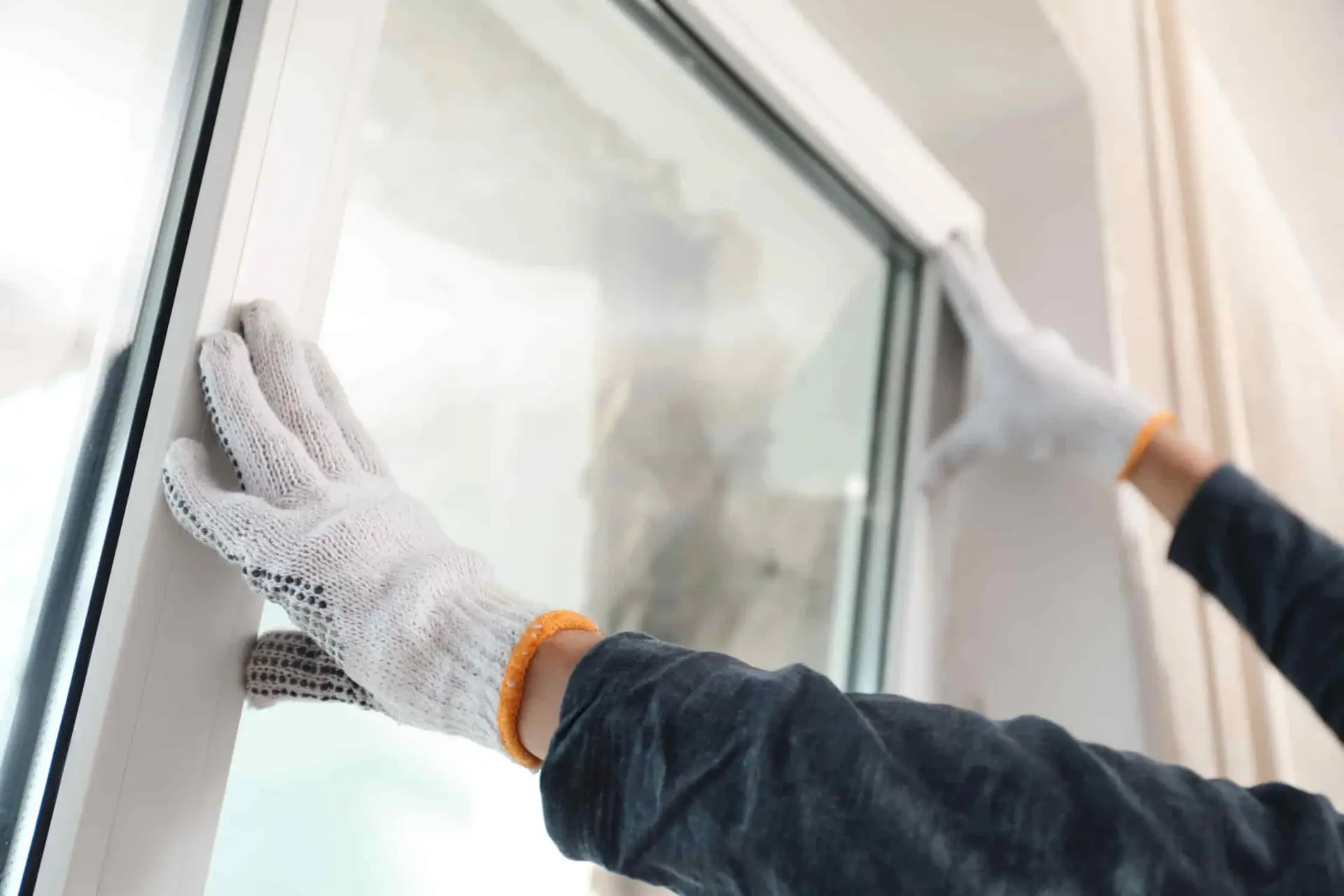 Installation d'une fenêtre pour améliorer l'isolation thermique d'une maison