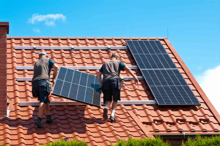 Installation de panneaux solaires sur une toiture pour un système de chauffe-eau solaire