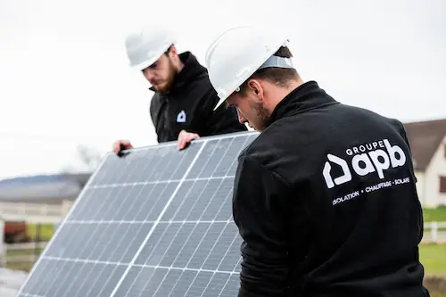 Techniciens du Groupe APB installant un panneau solaire photovoltaïque.