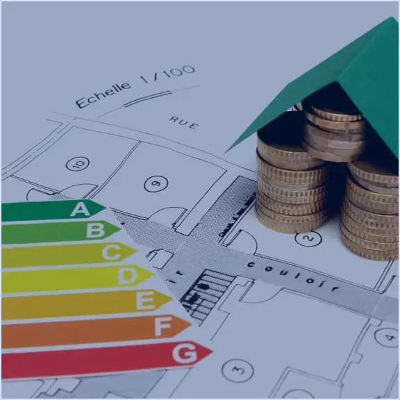 Plan d'architecture avec un indicateur de performance énergétique et une pile de pièces symbolisant les économies d'énergie.